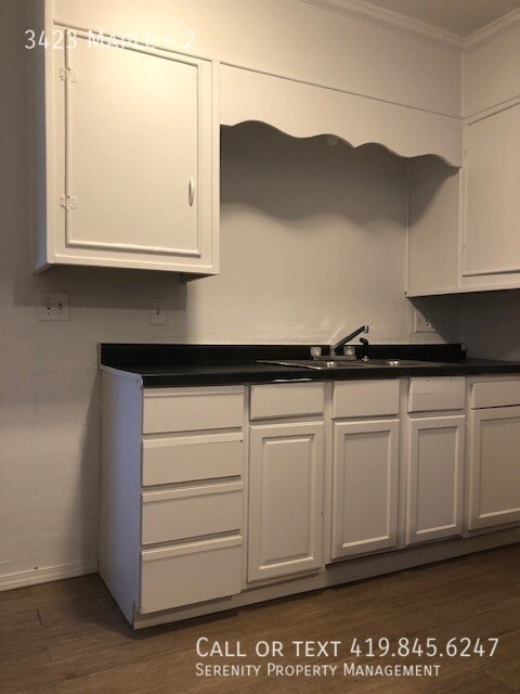 Building Photo - Spacious 3-bedroom Upper Unit Duplex