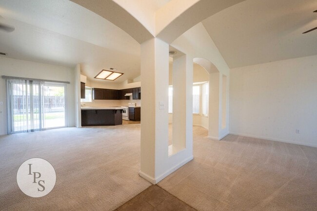 Foto del edificio - Kerman Westside Home, 3BR/2BA, Built 2004 - Lots of Amenities!