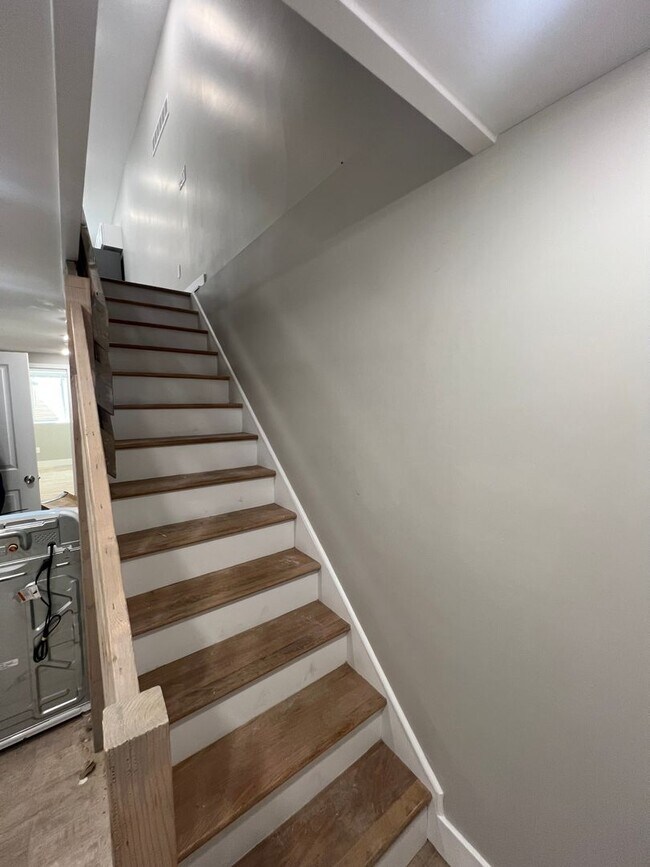 Building Photo - Newly Renovated 5 Bedroom w/ Washer Dryer