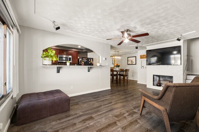 Building Photo - Remodeled Huffaker Hills Townhome - 3bed/2...