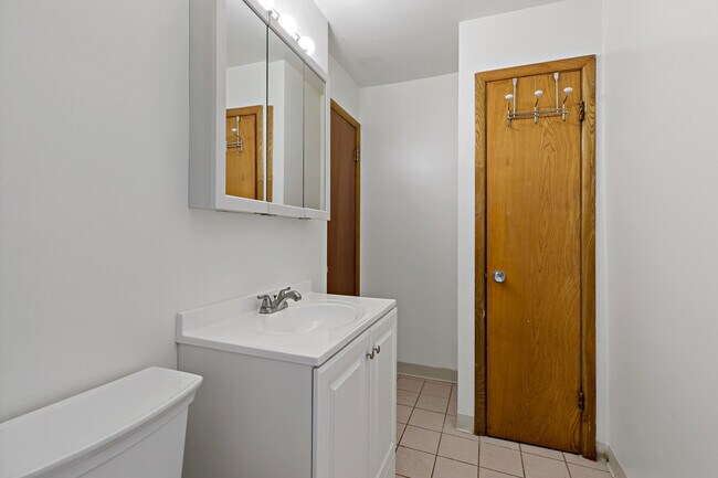Building Photo - 521 E 91st St