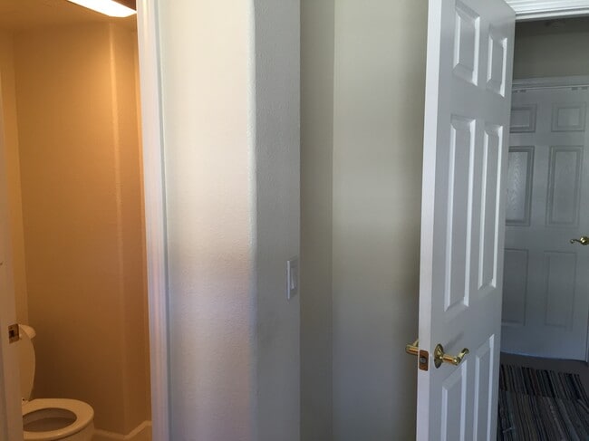 Foto del edificio - 235 Metropolitan Dr