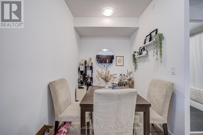 Photo du bâtiment - 1603 Eglinton Ave W