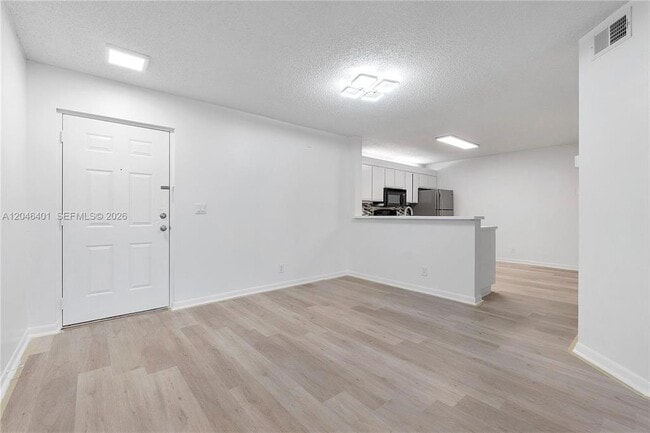 Foto del edificio - 5661 Riverside Dr