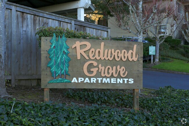 Foto del edificio - Redwood Grove Apartments