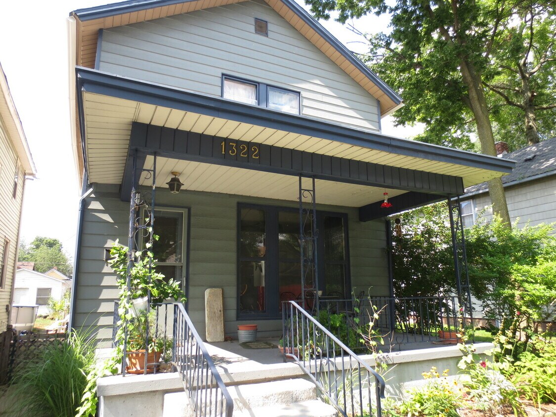 Primary Photo - 3 bedroom, 1.5 bathroom home (West Central...