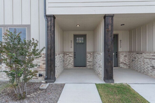 Foto del edificio - Fenced yard and two car garage!