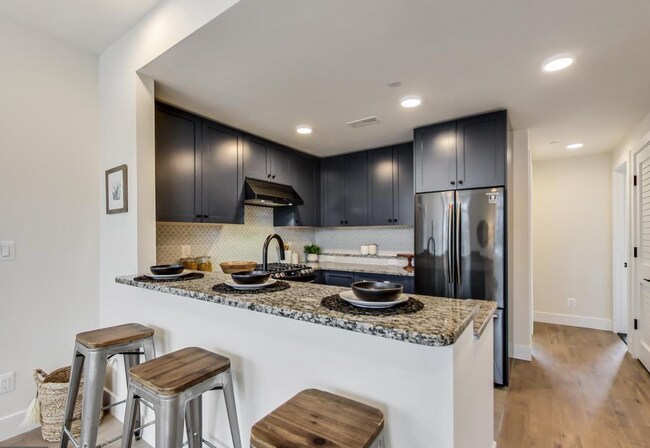 Building Photo - Stunning 2 Bed plus Den/ 2 Bath! New Const...