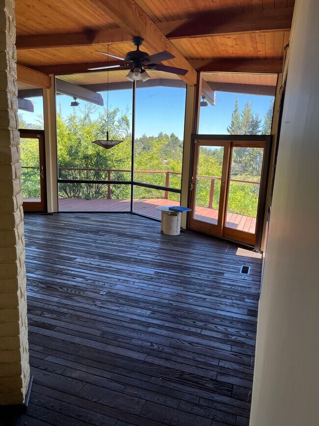 Foto del edificio - 4 bedroom and 4 bathroom house in LA Canad...