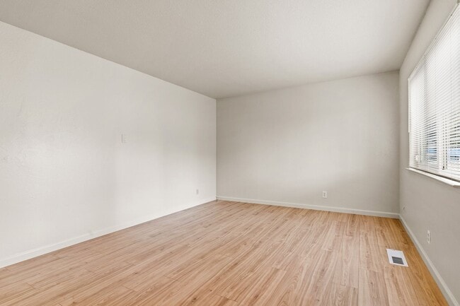 Foto del edificio - Large 3BD Townhome Style Apartment w/ Brand New Flooring in Hayward