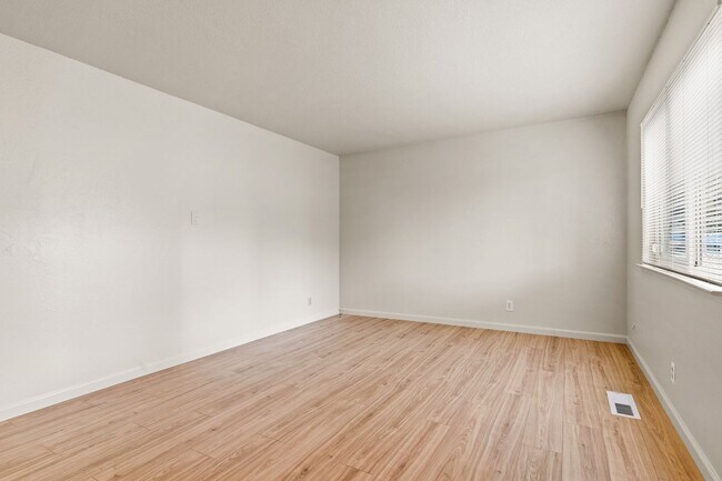 Building Photo - Large 3BD Townhome Style Apartment w/ Brand New Flooring in Hayward