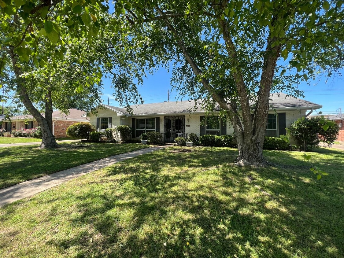 Primary Photo - 1/2 OFF FIRST MONTH'S RENT. DESIRABLE YOUR...