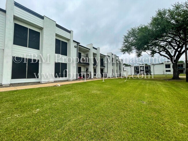 Foto del edificio - 2401 Yorkstown Dr