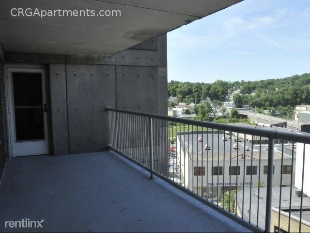 Building Photo - 812 Memorial Dr