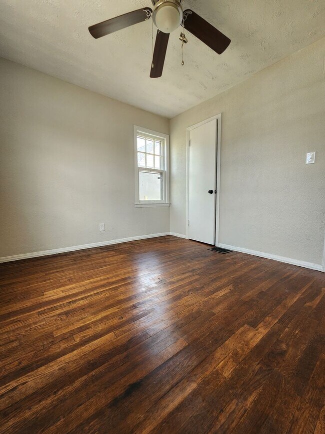 Foto del edificio - Beautifully Updated 2BR Home w/ Modern Finishes & Basement – South Linden