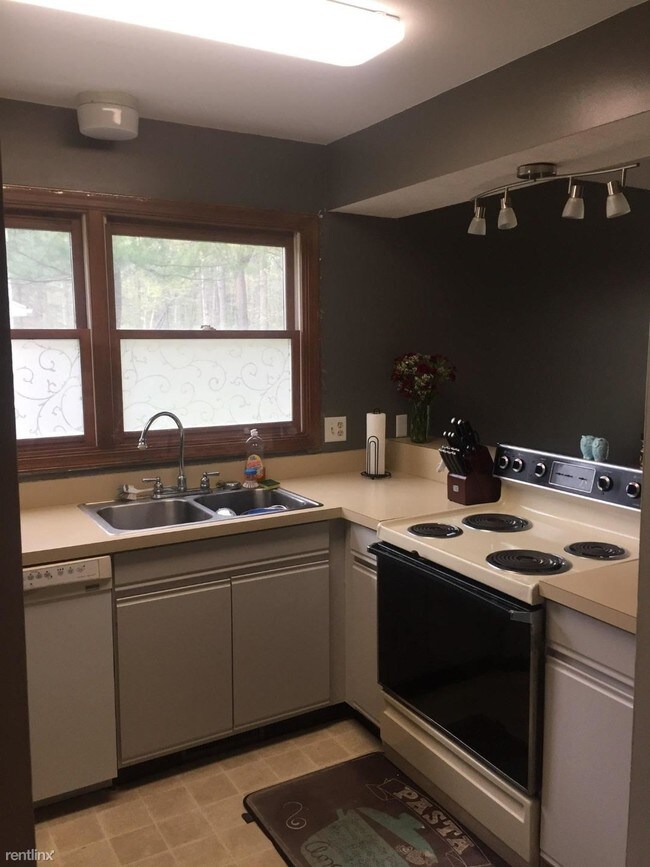 Building Photo - 3 br, 1.5 bath Duplex - 3703 W Wackerly St