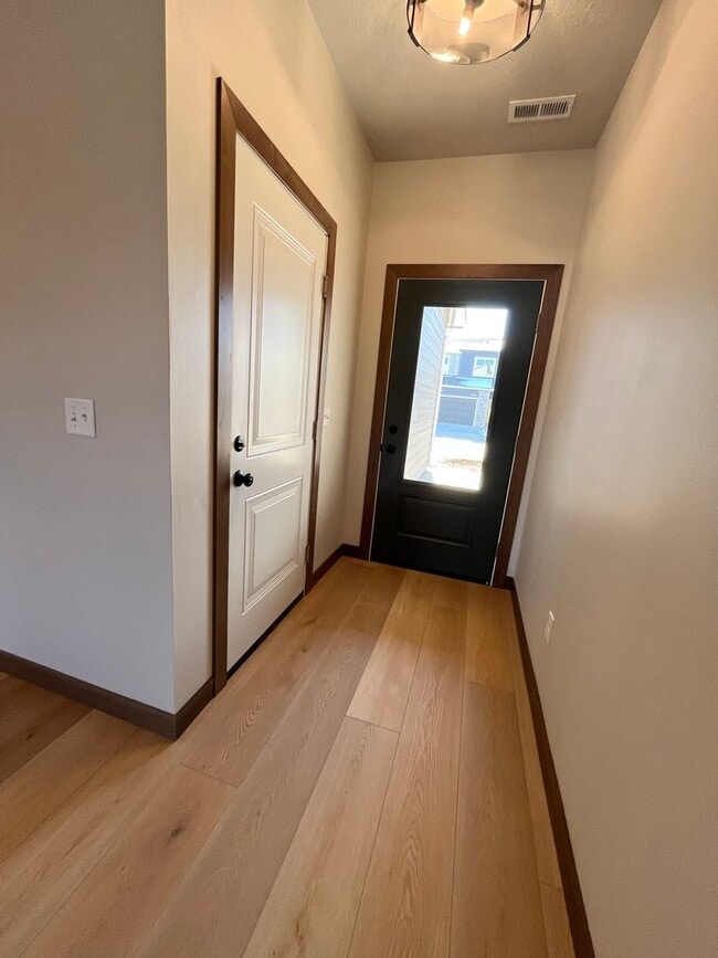 Foto del edificio - Newly Constructed 3 Bed/2.5 Bath Townhome in Aspen Ridge!