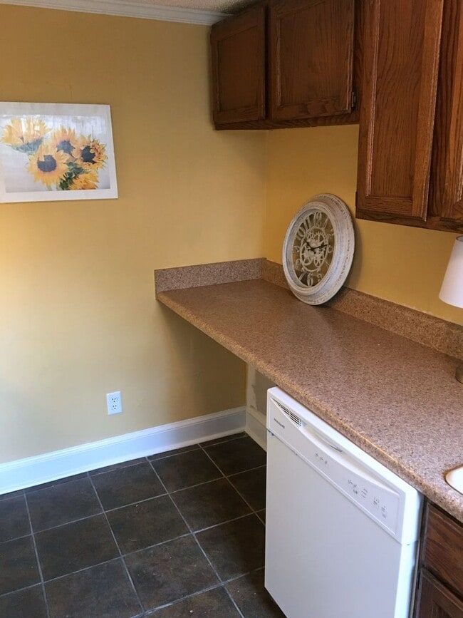 Building Photo - Townhouse in Hampton Hills