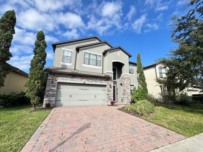 Foto del edificio - Experience the Epitome of Lakeside Luxury ...