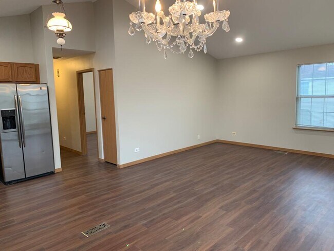 Building Photo - 640 Le Parc Cir