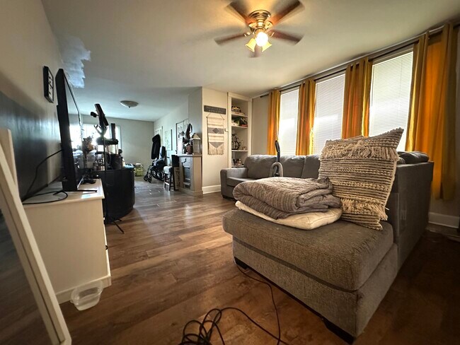Foto del edificio - 2563 N Bartlett Ave