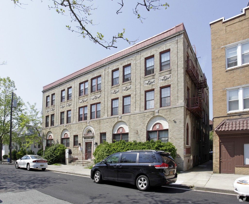 Primary Photo - 2 S Bartram Ave