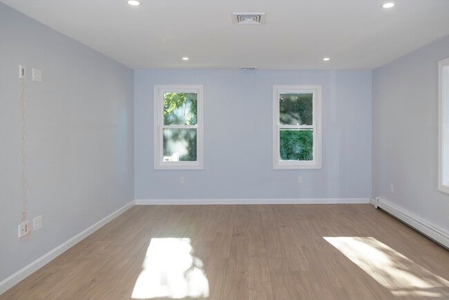 Building Photo - 122 Leedham St