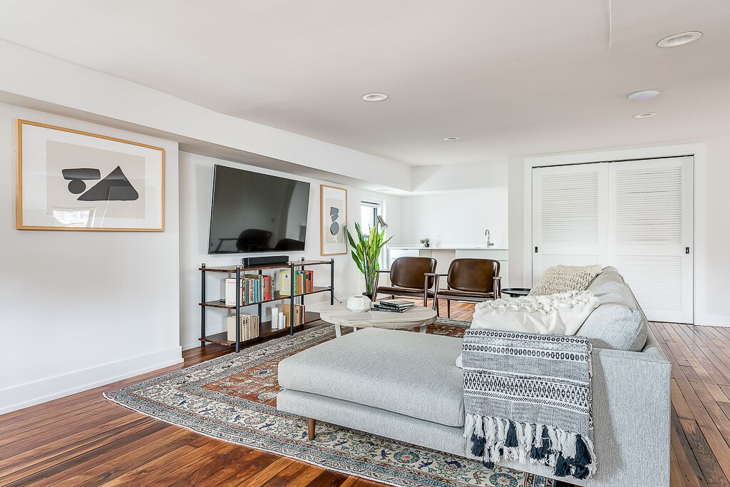 Common Violet Apartments in Chicago, IL