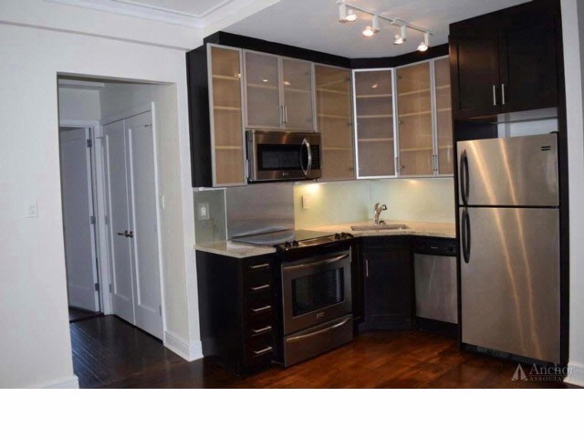 Primary Photo - 210 W 70th St