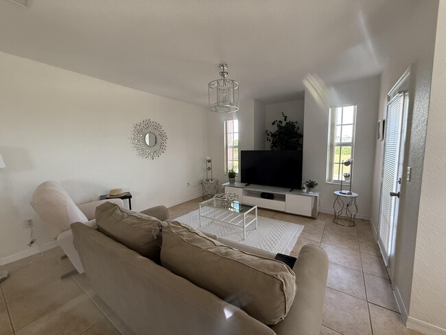 Building Photo - 156 SW Peacock Blvd