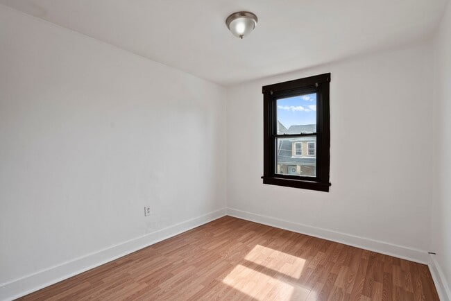 Building Photo - 3 bed 1 bathroom - central air, outdoor sp...