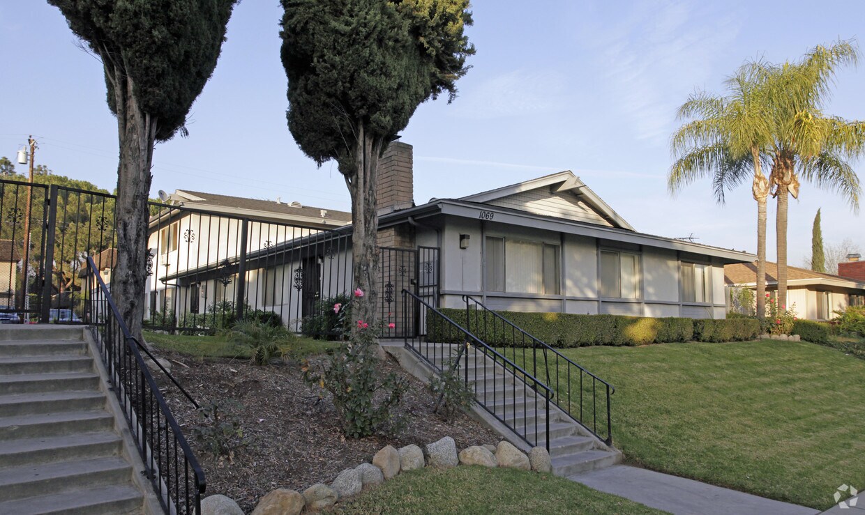 Primary Photo - 1069 Springfield St