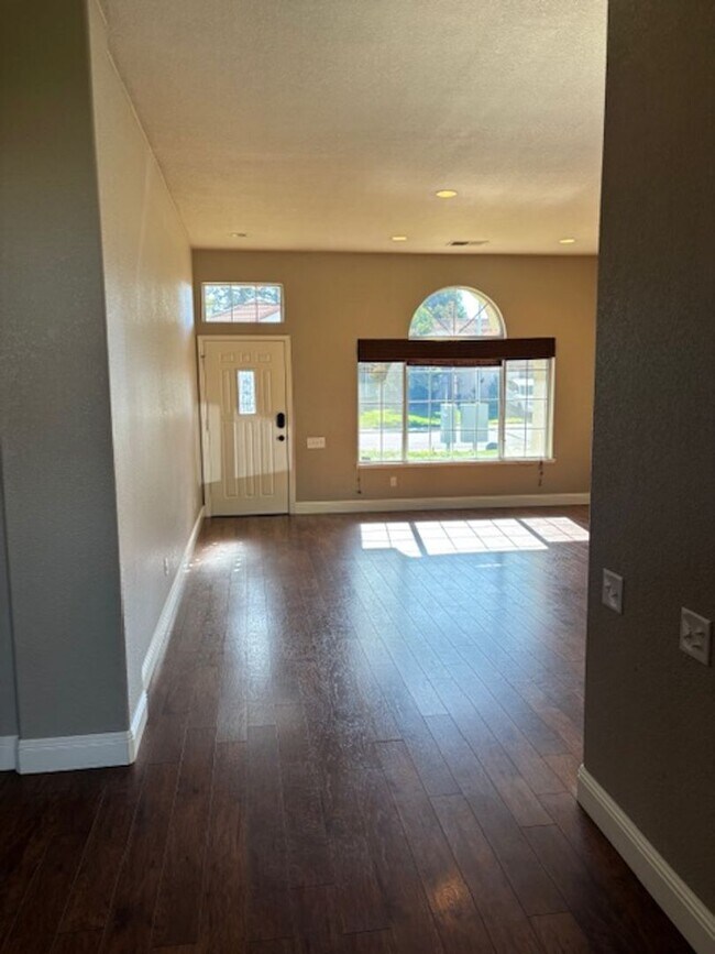 Foto del edificio - Amazing Single Story Home Located in Rosev...