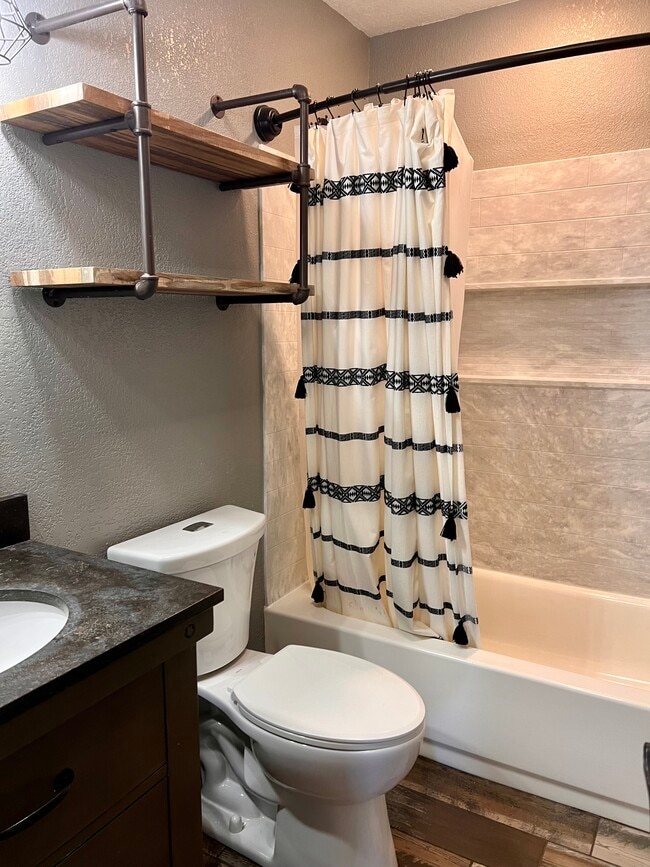 Building Photo - 1601 Kiva Dr