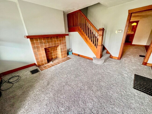 Building Photo - 3 Bed 1.5 Bath- Pittsburgh PA