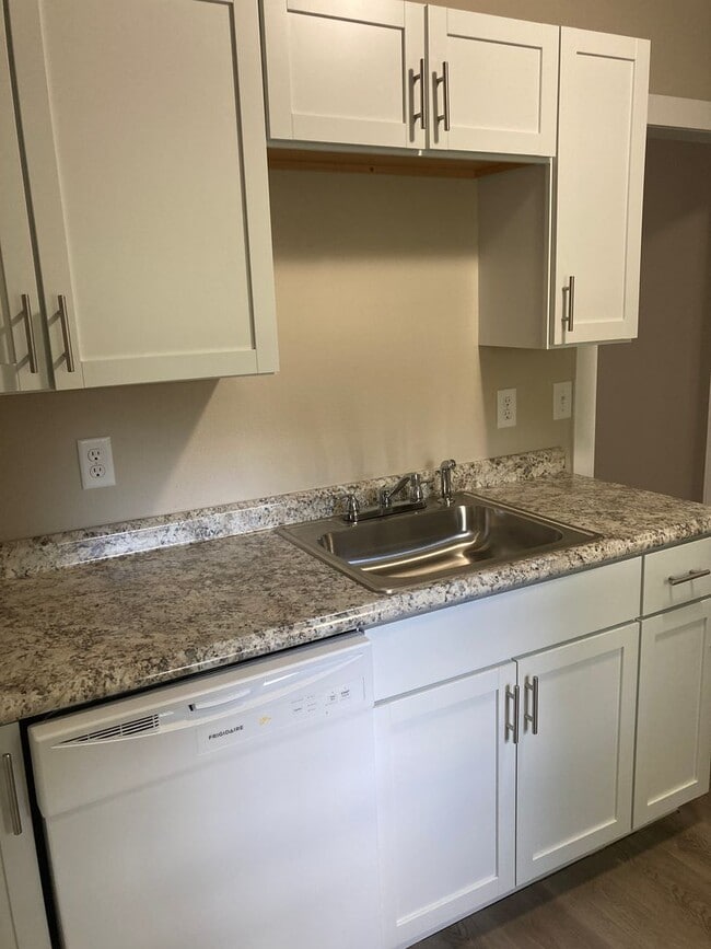 Building Photo - 1 Bedroom Fully Remodeled