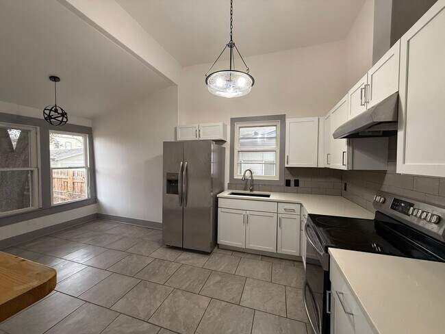 Foto del edificio - Updated 3 Bed / 2 Bath Near Downtown | Move-In Ready + Fridge Included