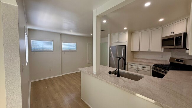 Dining area next to kitchen - 935 Sapphire St