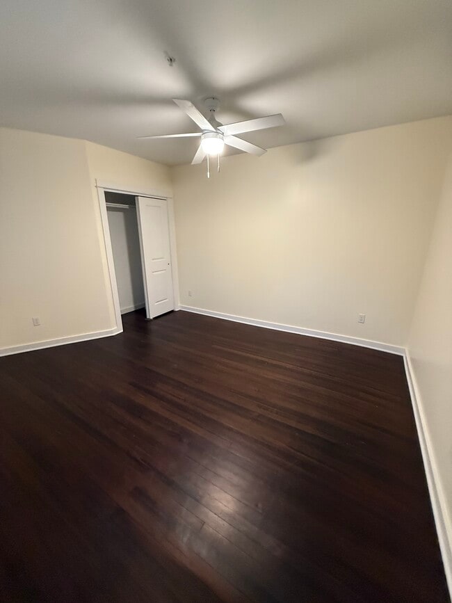 Foto del edificio - Busy Corner