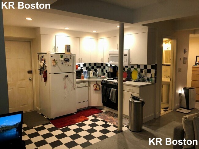 Building Photo - 19 Brimmer St