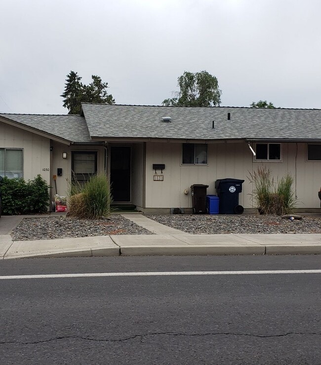 Building Photo - Black Butte