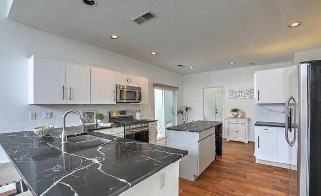 Foto del edificio - 11401 Academy Ridge Rd NE
