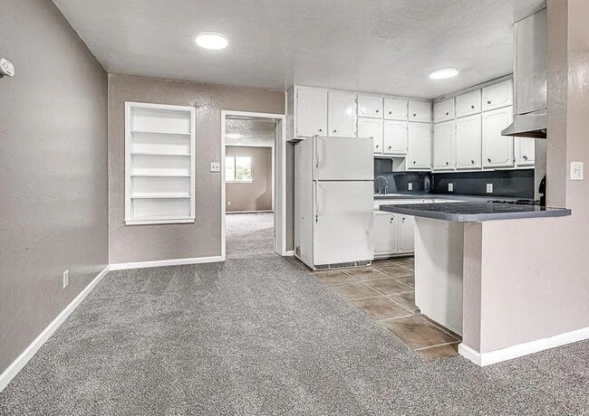 Foto del edificio - 3-Bedroom Available!