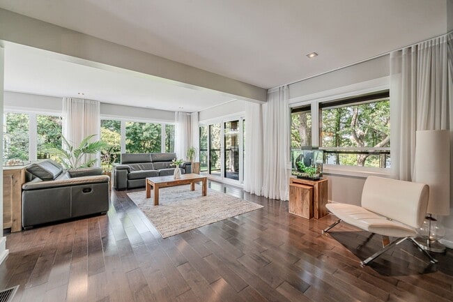 Building Photo - 110 Chem. des Patriotes N