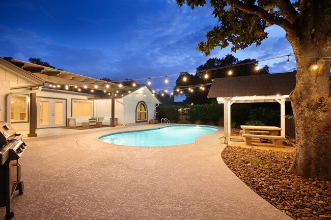 Building Photo - 6023 Windhaven Dr