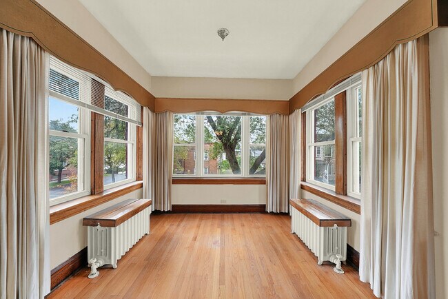 Building Photo - 854 N Lockwood Ave