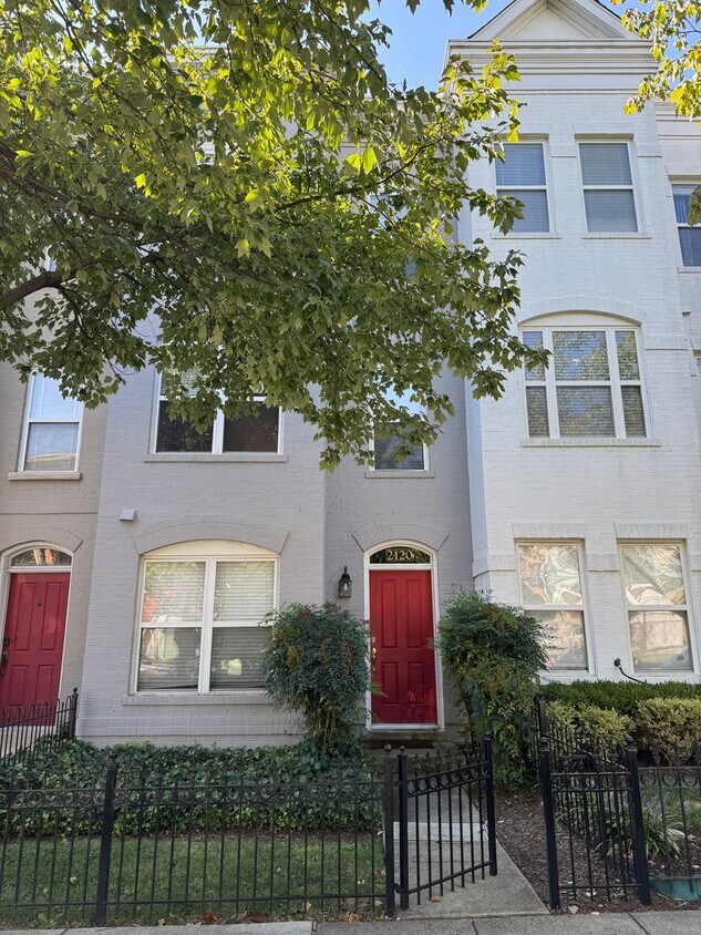 Foto principal - U Street Corridor Three Bedroom W/Garage P...