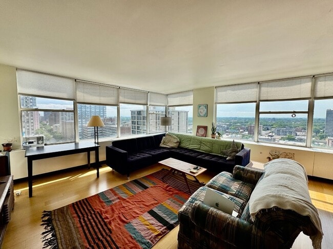 Building Photo - Bright, Spacious 2BR/2BA in Edgewater Beach!