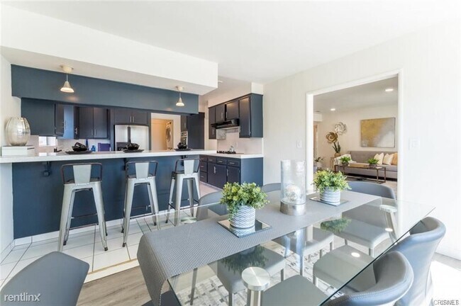 Foto del edificio - 3 br, 3 bath House - 7900 Babcock Ave