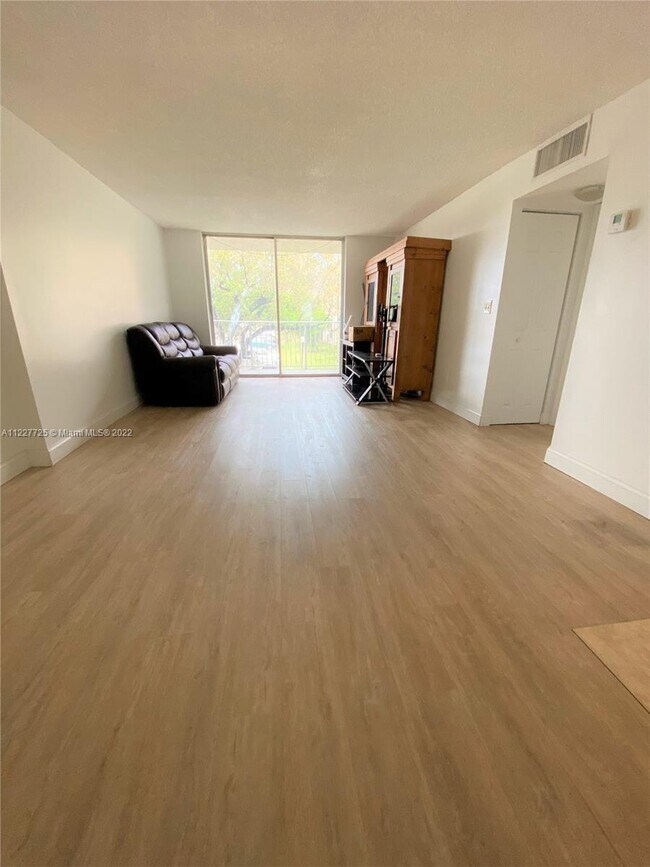 Foto del edificio - 8405 NW 8th St